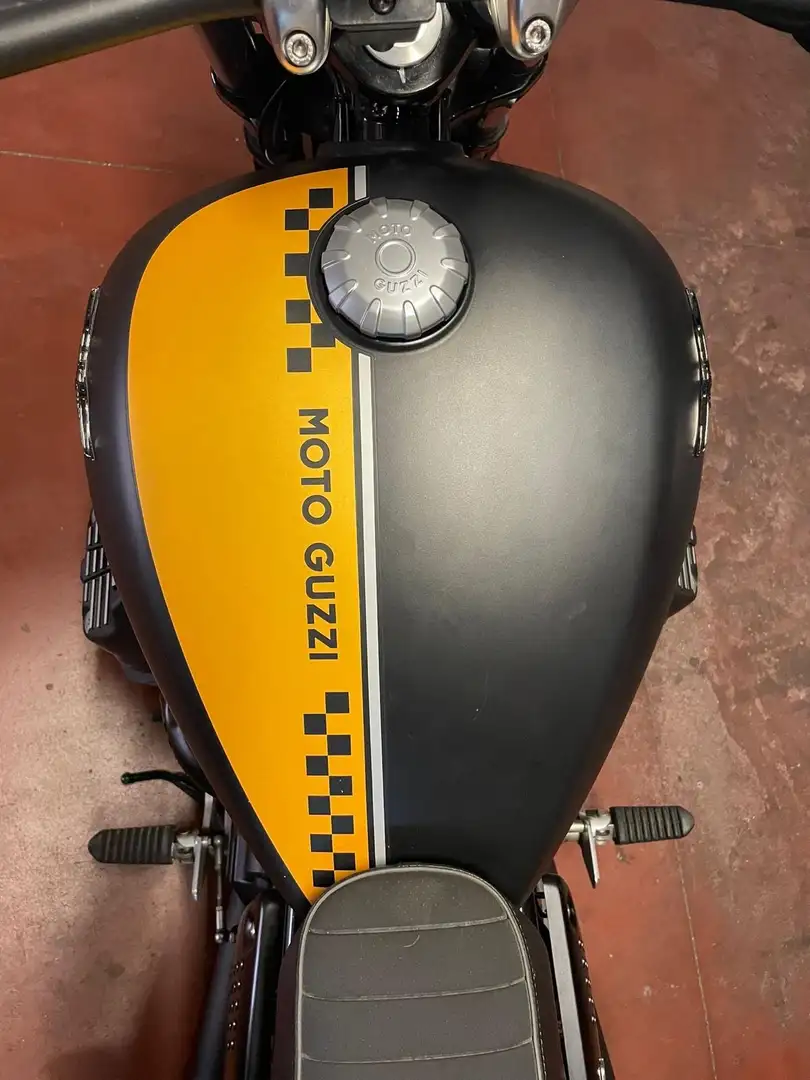 Moto Guzzi V 9 BOBBER - 1