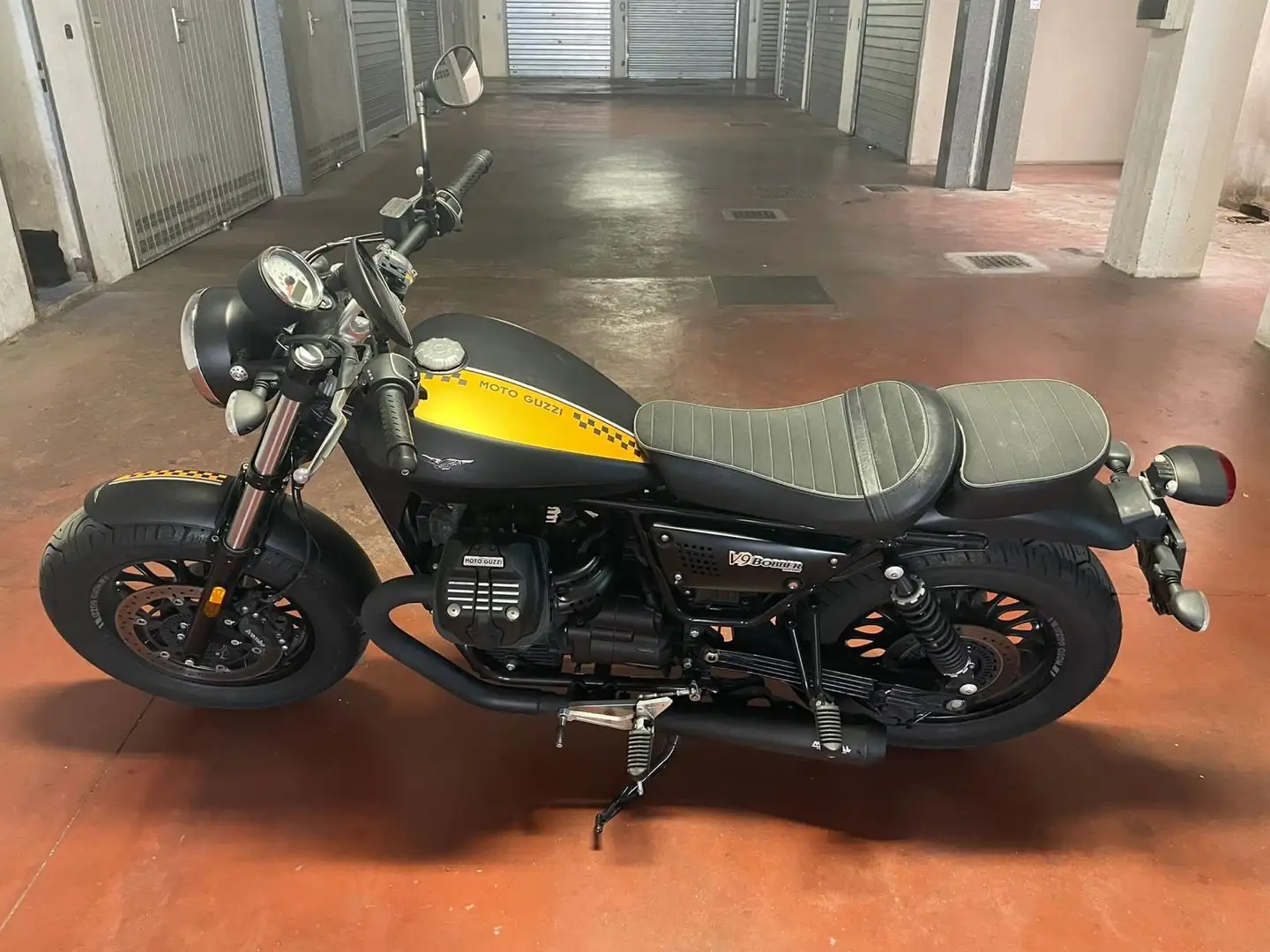 Moto Guzzi V 9 BOBBER - 2