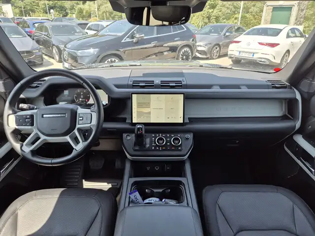 Land Rover Defender 110 view 8
