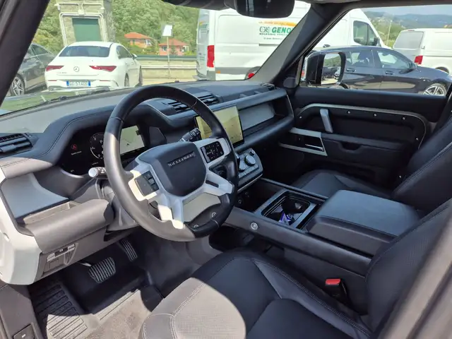 Land Rover Defender 110 view 6