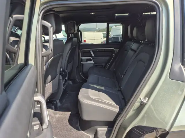 Land Rover Defender 110 view 7