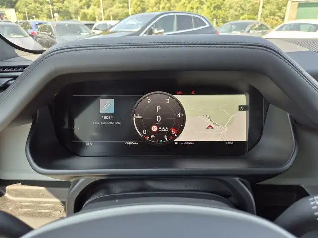 Land Rover Defender 110 view 14