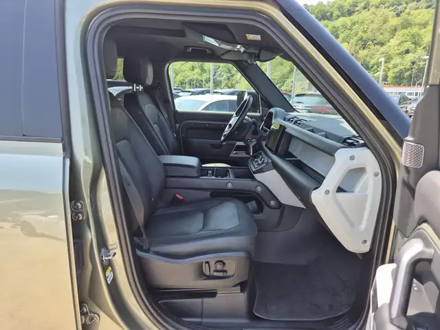 Land Rover Defender 110 view 9