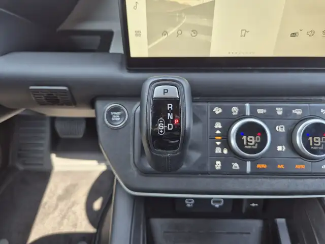 Land Rover Defender 110 view 10