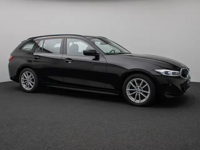 BMW 3 Series view 4
