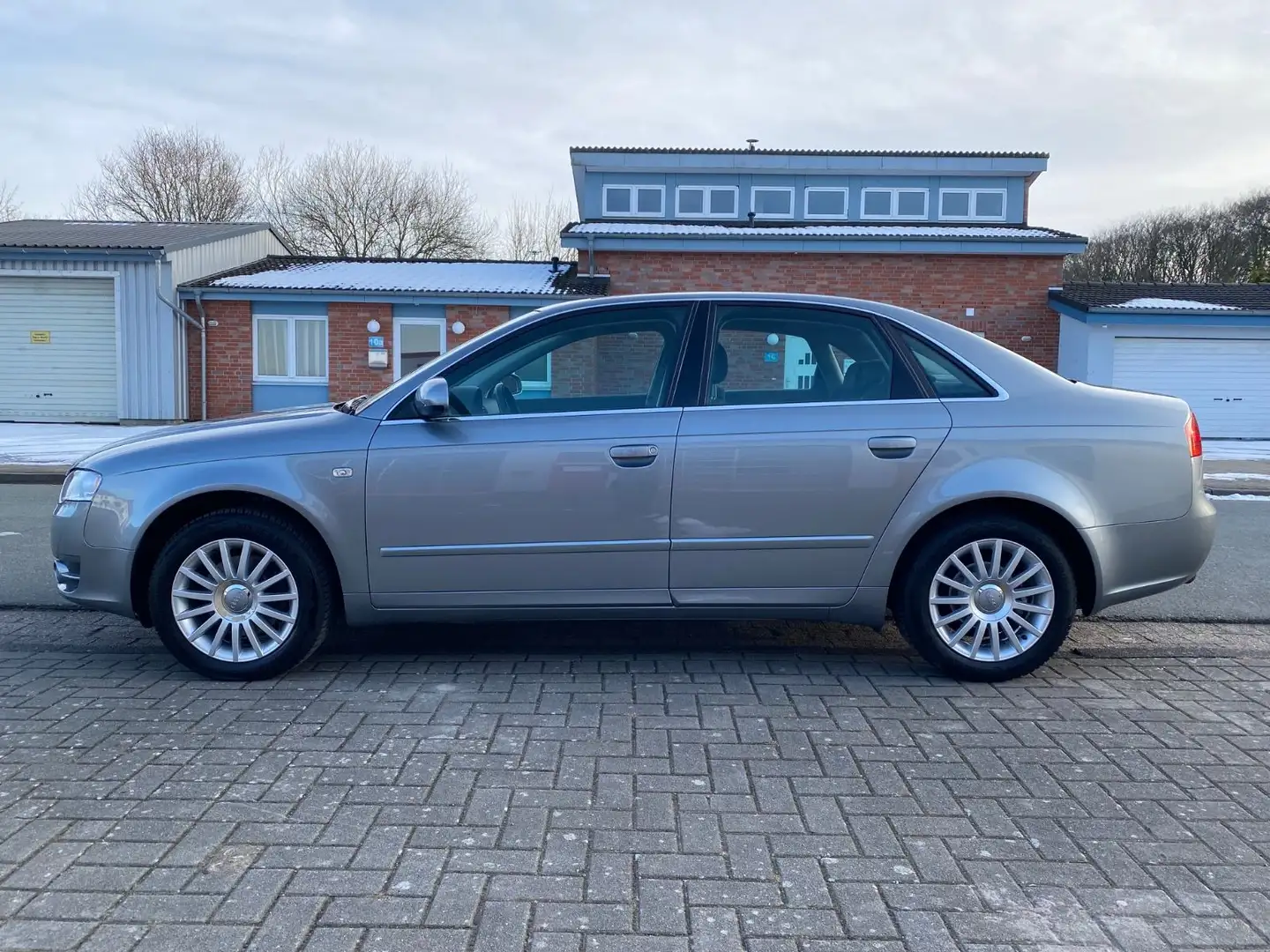 Audi A4 Lim. 2.0 NUR 53Tkm Klima Sitzheizung Tempomat Grau - 2