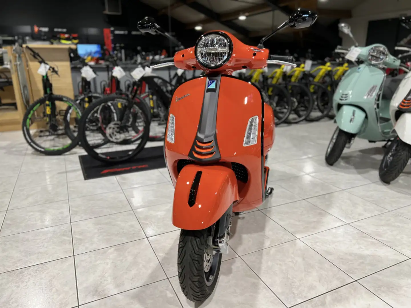 Vespa GTS Super Sport 300 Arancione - 2