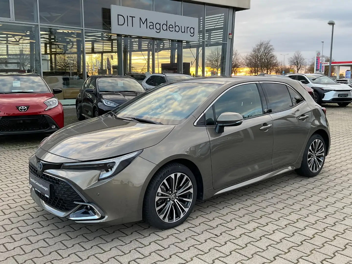 Toyota Corolla HB 1.8 Team D ACC+LED+Navi+SHZ+Klima+Kam. Gold - 2