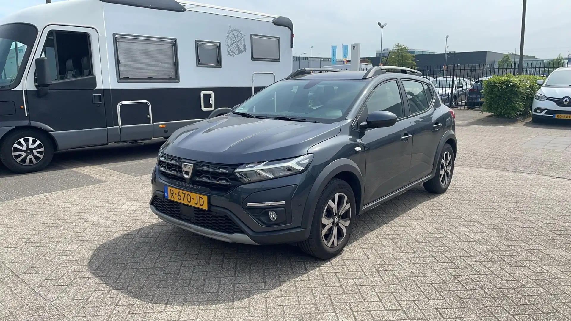 Dacia Sandero Stepway 1.0 TCe 90 Comfort apple carplay/android Grijs - 1