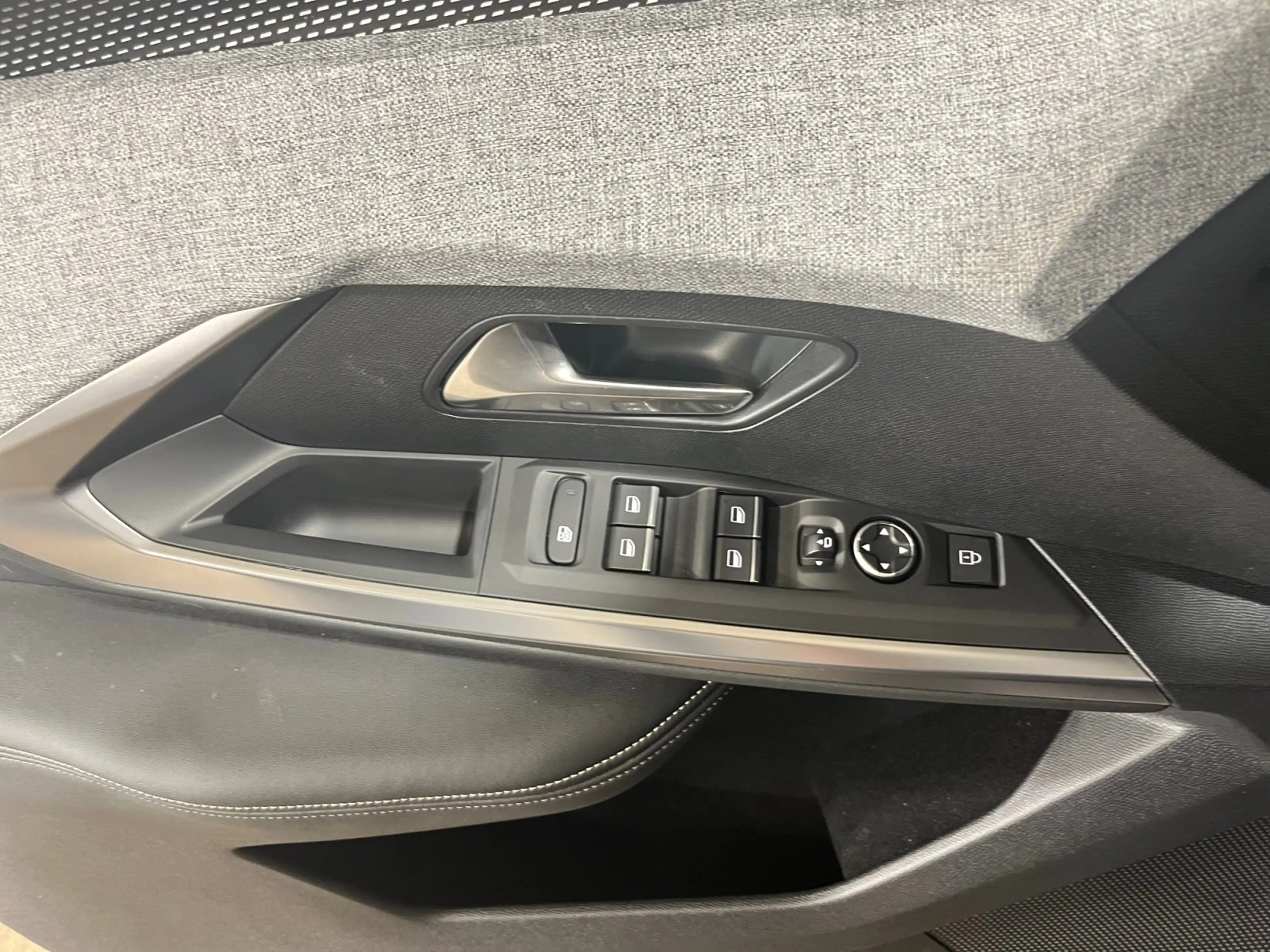 Peugeot 5008 1.2 136 W GT ACC LED Navi SHZ 2xKlima Kam. — photo 12