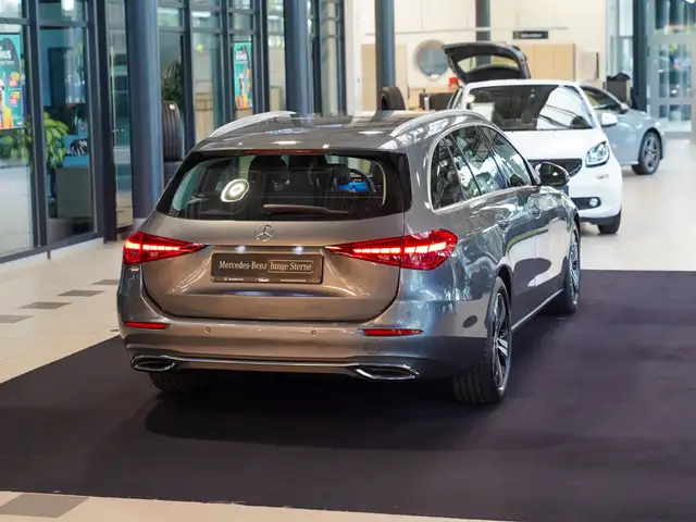 Mercedes-Benz C-Class view 3