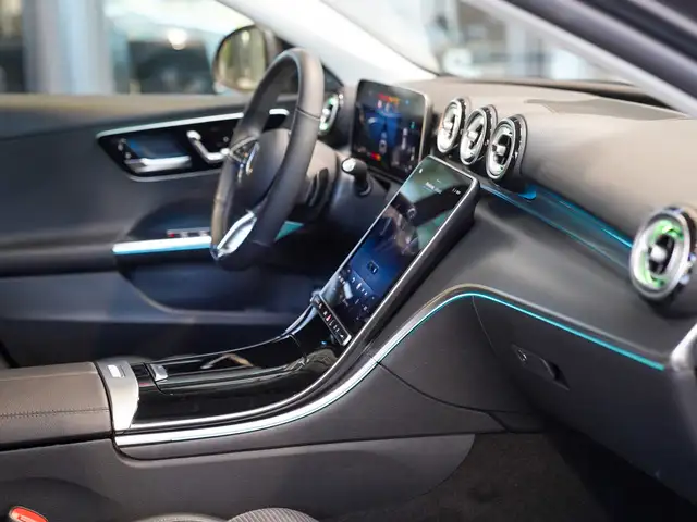 Mercedes-Benz C-Class view 11