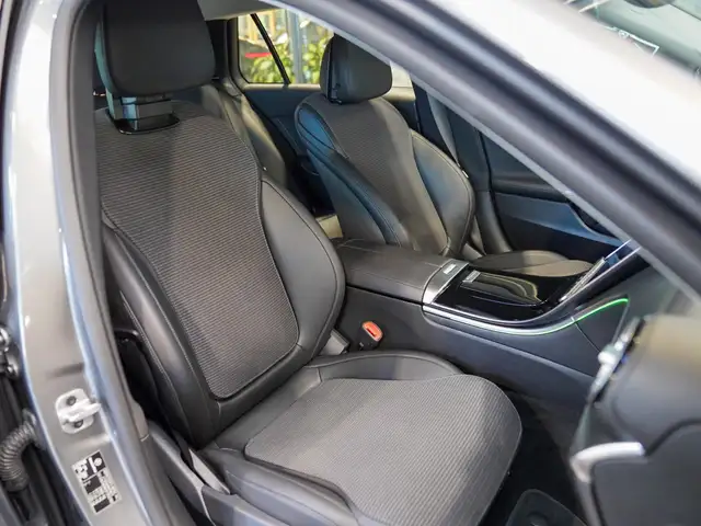 Mercedes-Benz C-Class view 9