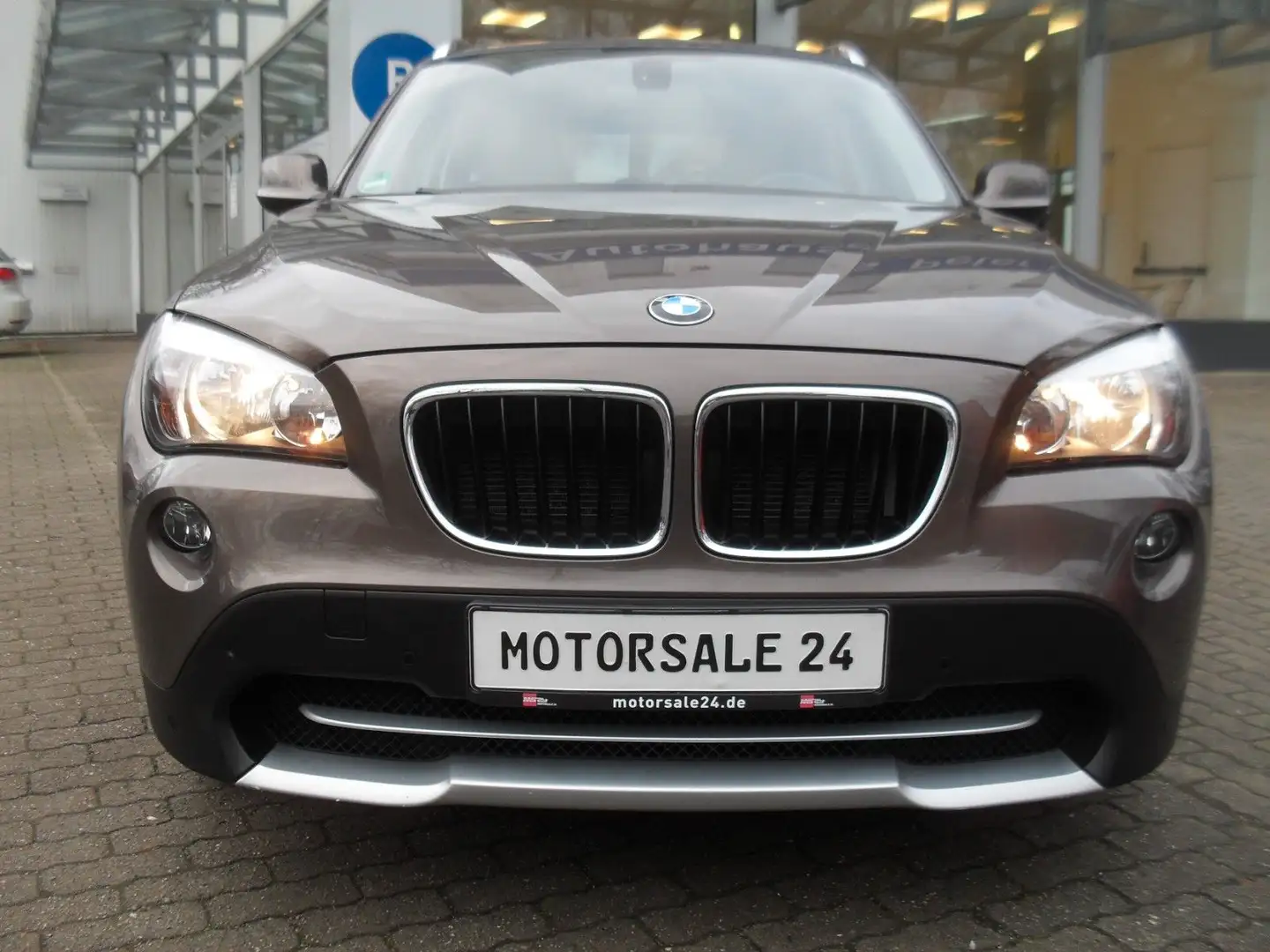 BMW X1 18 i sDrive X Line, AHK, Automatik Brun - 1
