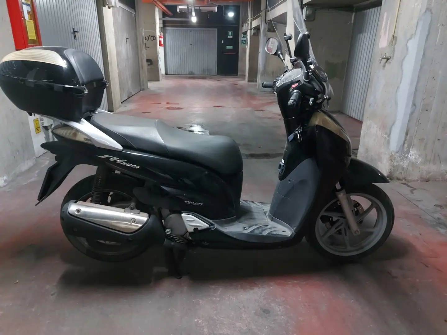 Honda SH 300 Fekete - 2