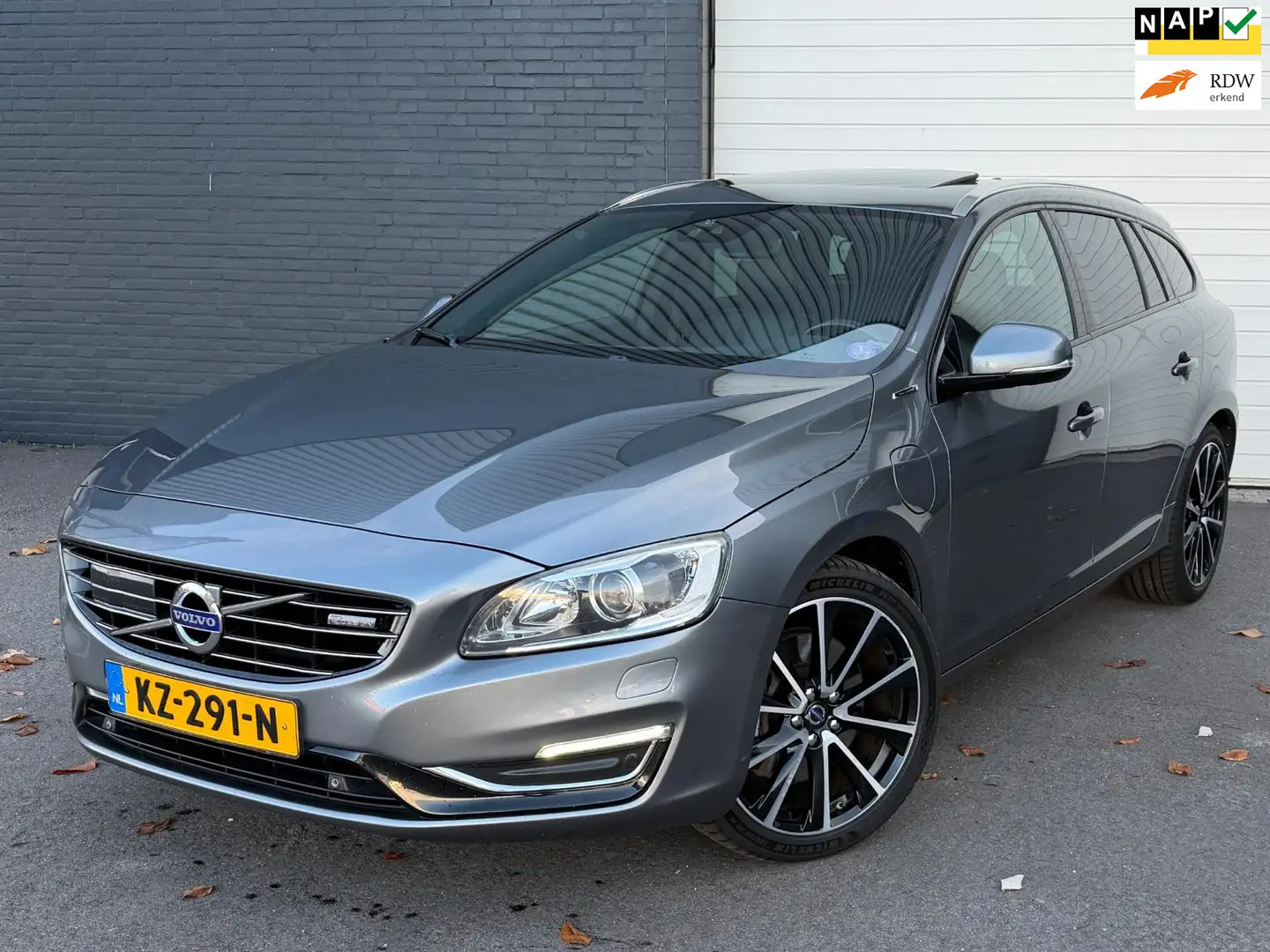 Volvo V60 2.4 D6 Twin Engine R-Design DEALERO-H/PANO/ADAPTIV Gris - 1