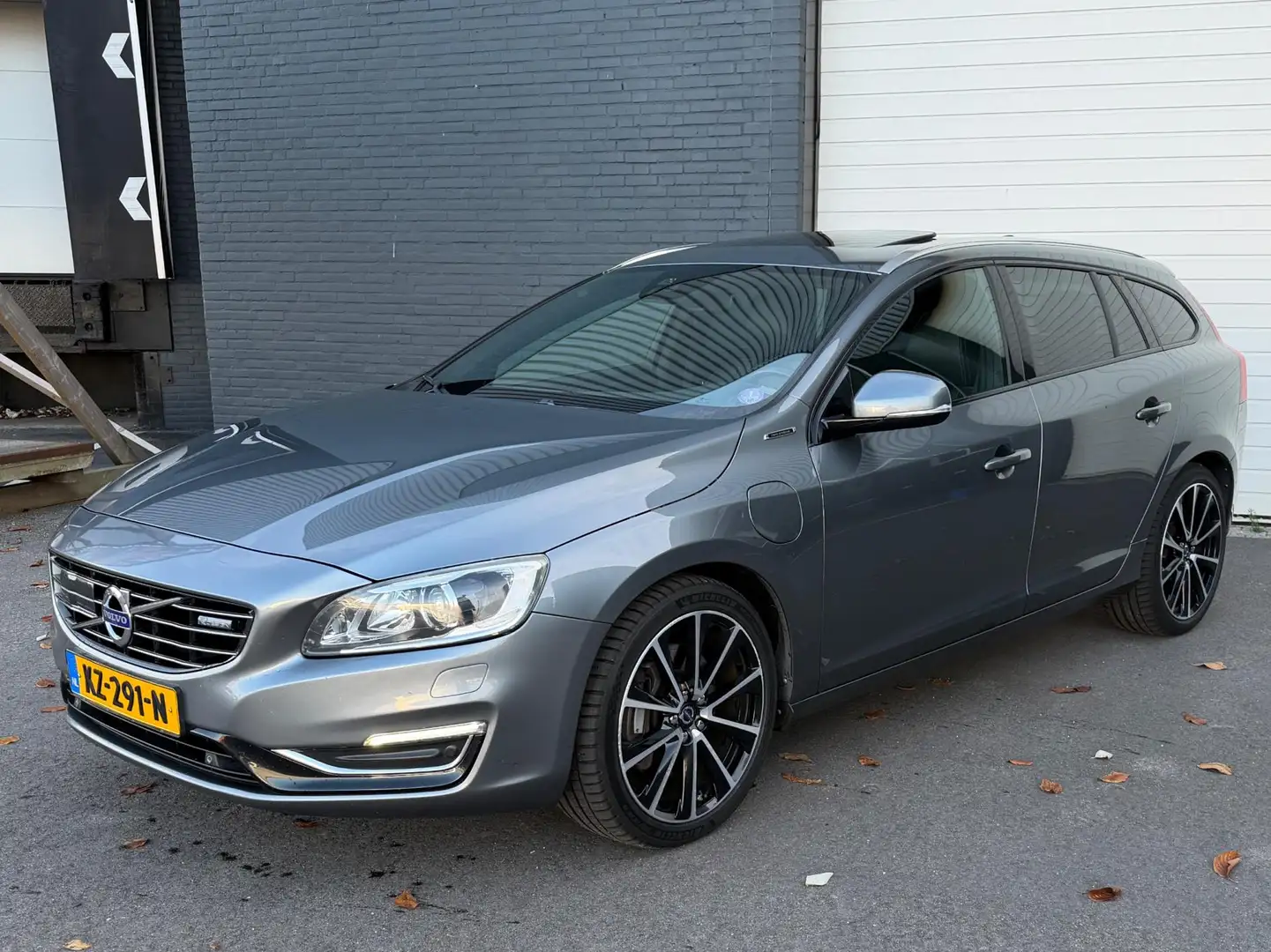 Volvo V60 2.4 D6 Twin Engine R-Design DEALERO-H/PANO/ADAPTIV Gris - 2