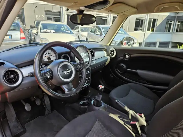 Mini Hatch view 7