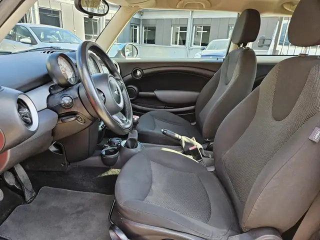 Mini Hatch view 8