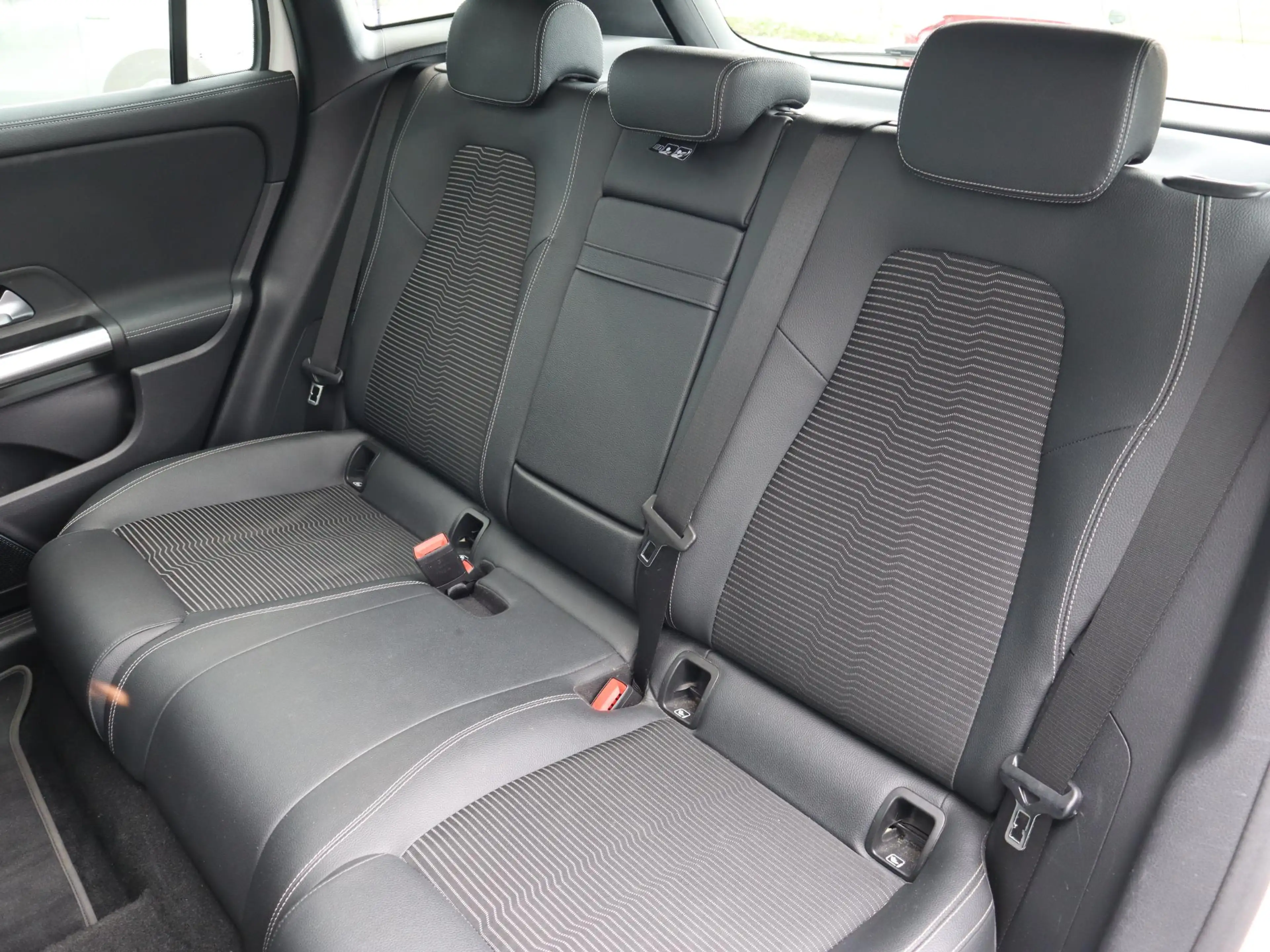 Mercedes-Benz EQA 250 Business Solution Luxury 67 kWh l Stoelverwarming — photo 12
