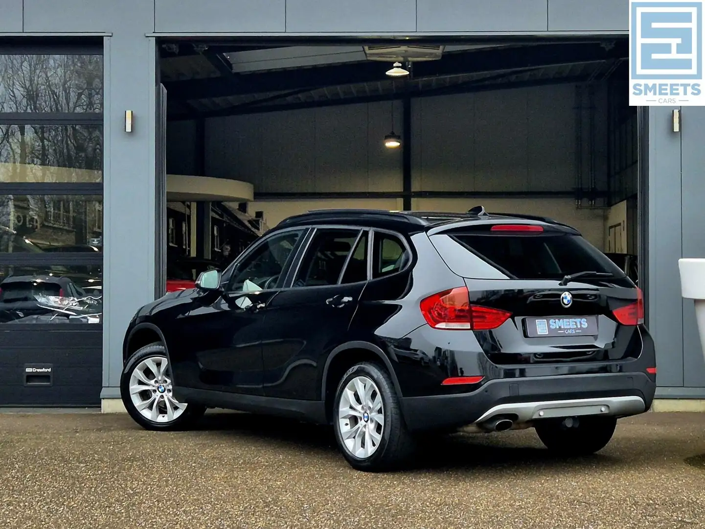 BMW X1 sDrive18i Executive Black Line |Navi|Pano|Xenon|Cl Zwart - 2