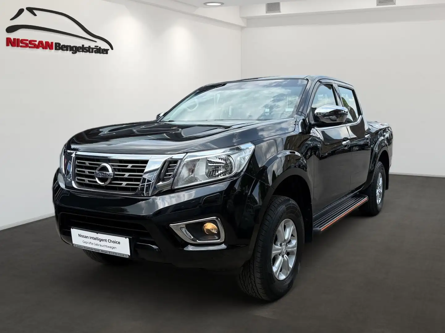 Nissan NP300 NP300 4x4 2.3 dCi Acenta Double Cab Zwart - 2
