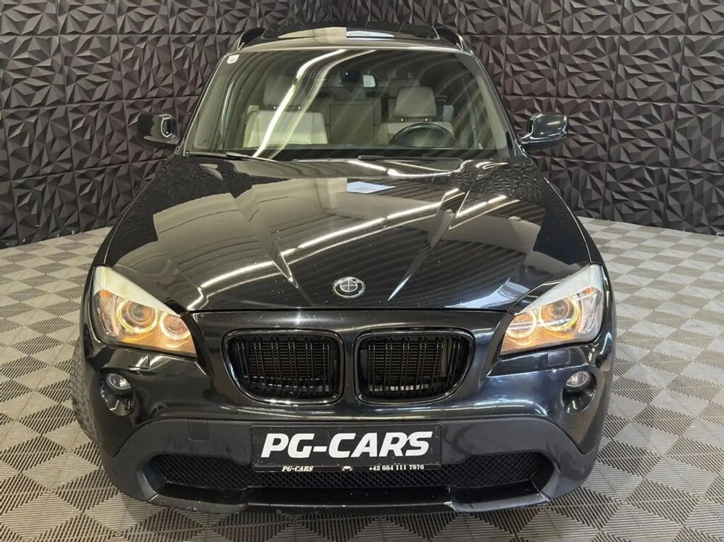 BMW X1 xDrive 20d Schwarz - 2