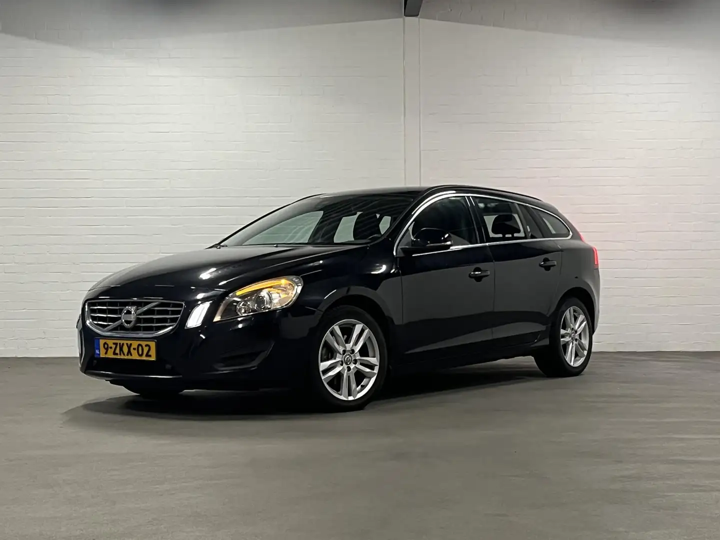 Volvo V60 2.0 D4 Summum Noir - 1