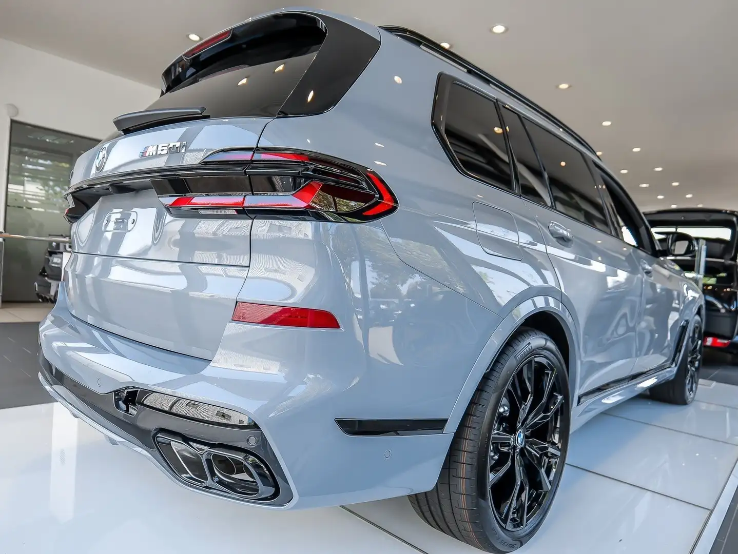BMW X7 M 60i 22" M-Sport Pro AHK HuD 360° Autobahnassistent Grigio - 2