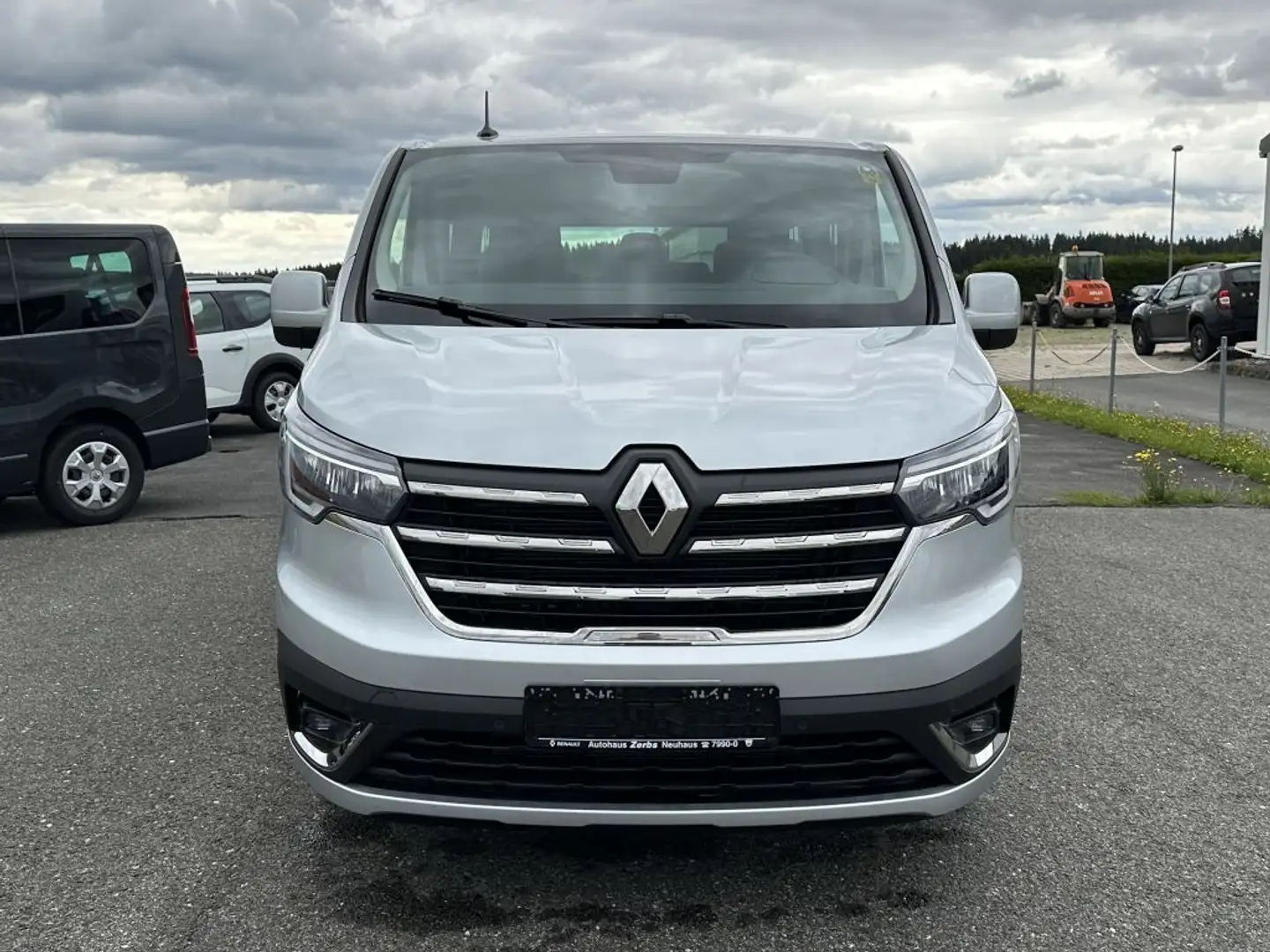 Renault Trafic Blue dCi 150 Grand Life Silber - 2