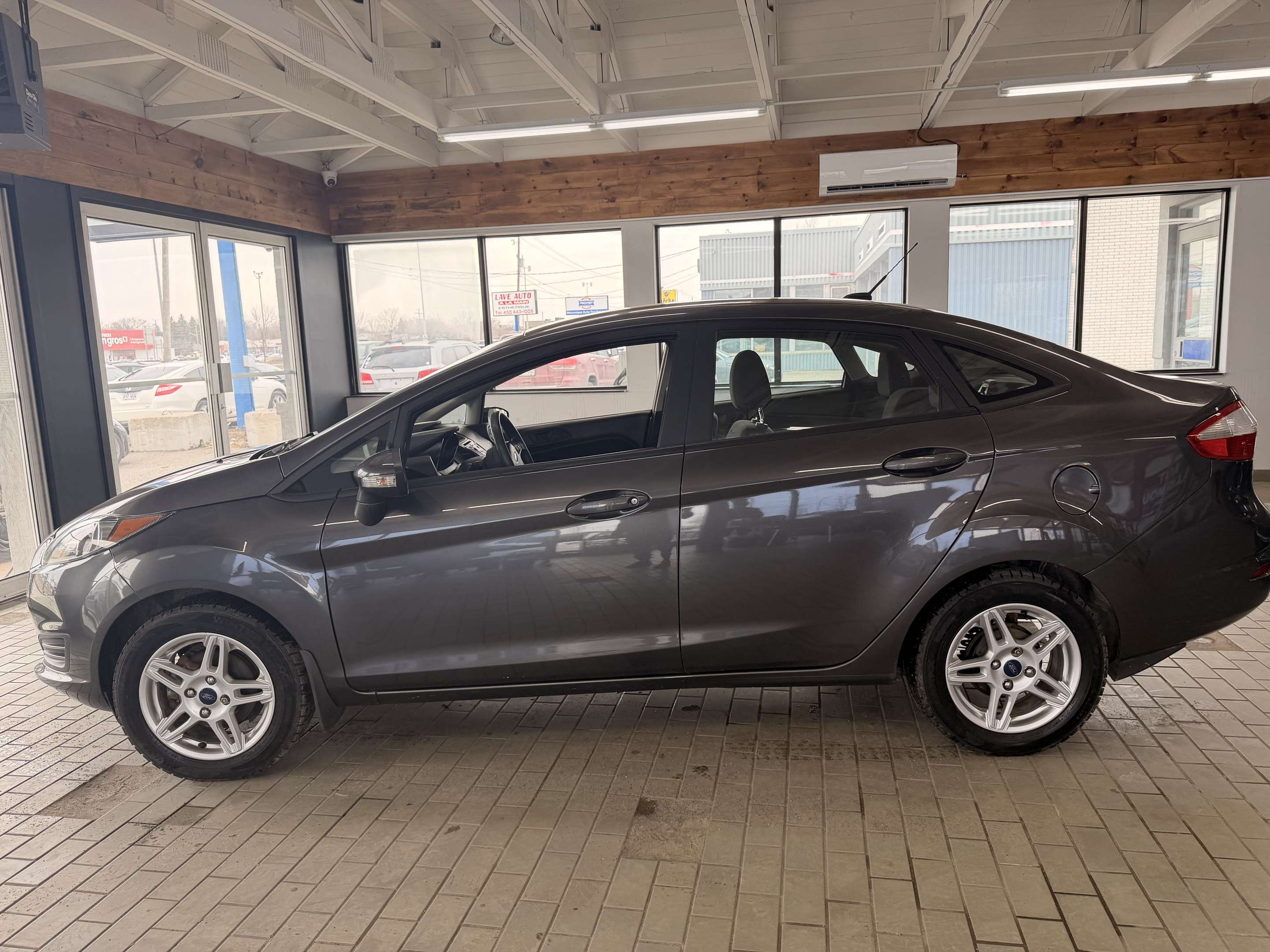 2017 Ford Fiesta SE — снимка 1