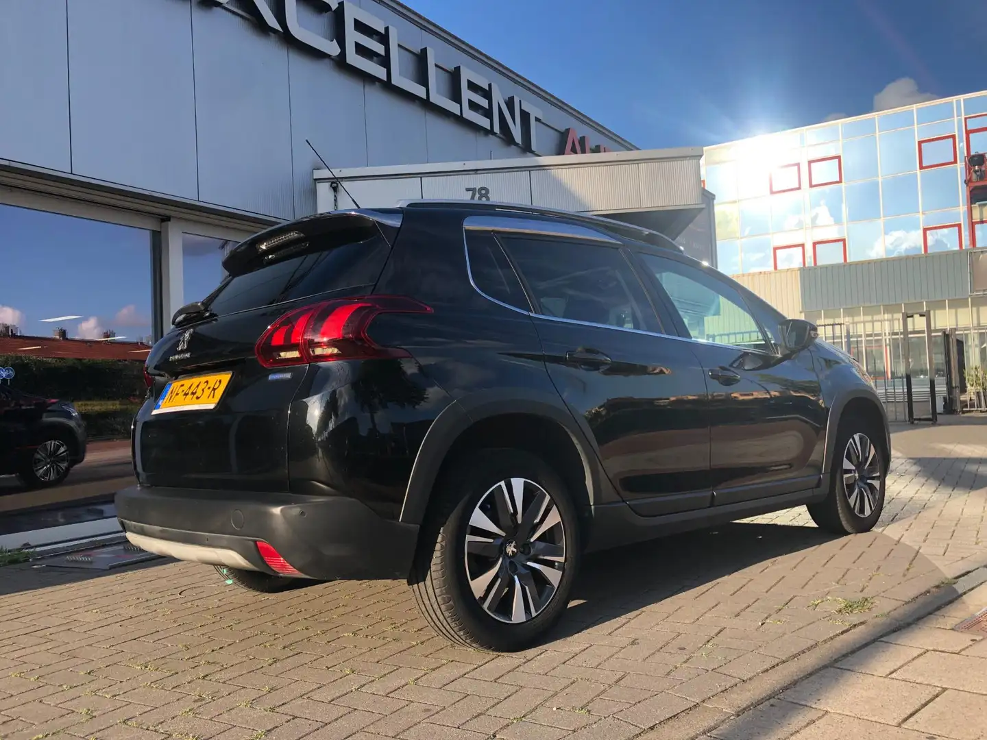 Peugeot 2008 1.2 PureTech Allure Zwart - 2