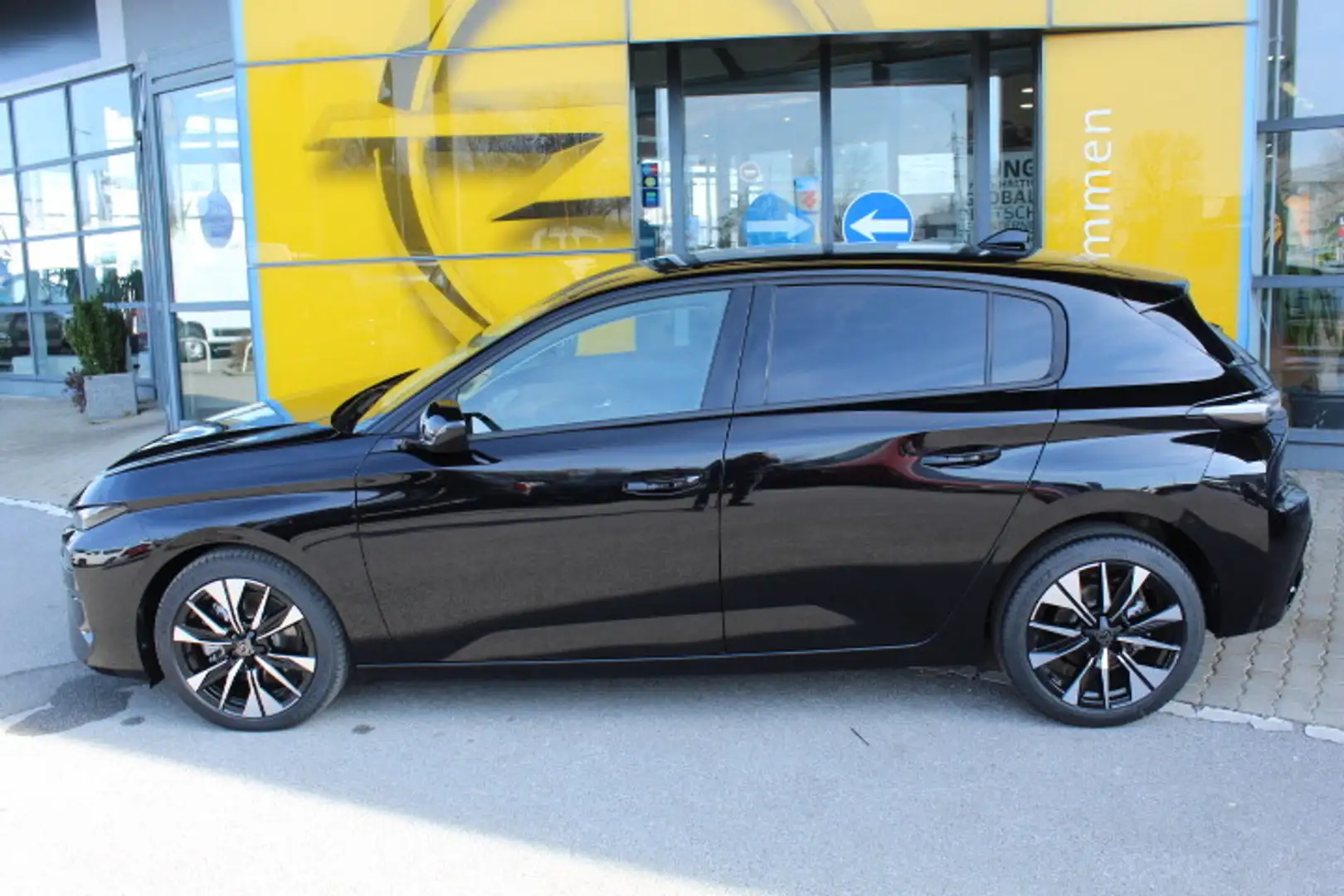Peugeot 308 Hybrid 145 e-DSC6 Allure Schwarz - 2
