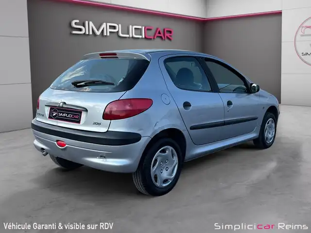 Peugeot 206 view 3