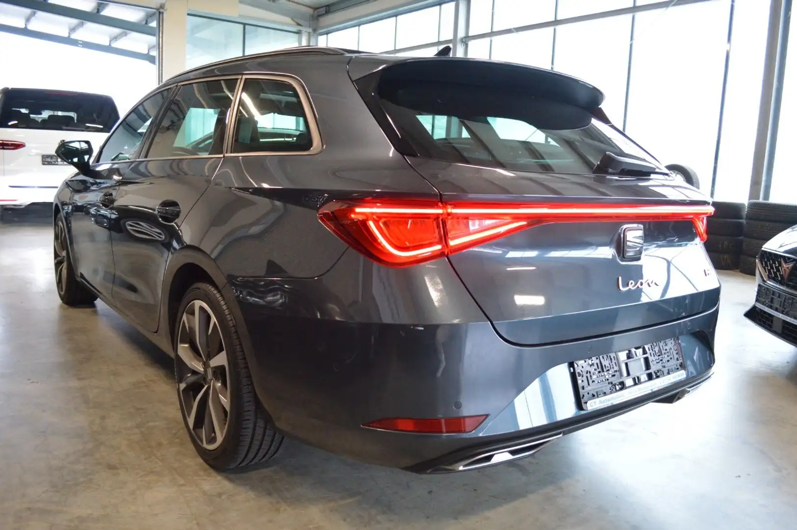 SEAT Leon ST 1.5 eTSI DSG FR LED|AHK|PANO|RKAMERA|ACC Grau - 2