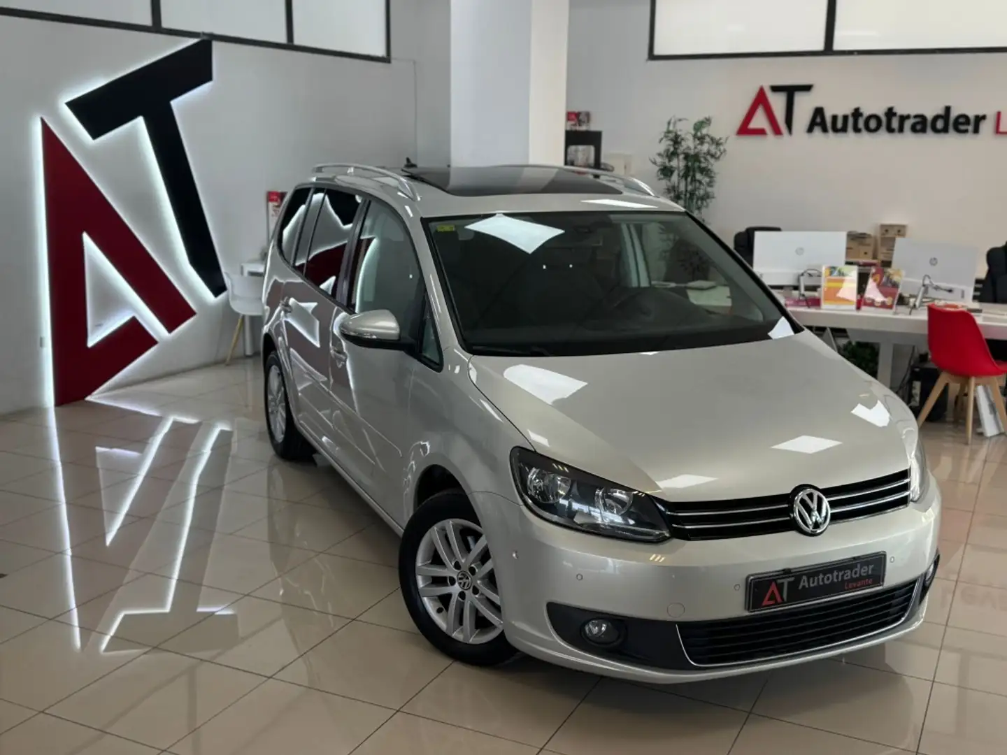 Volkswagen Touran 1.6TDI Advance 105 Gris - 1