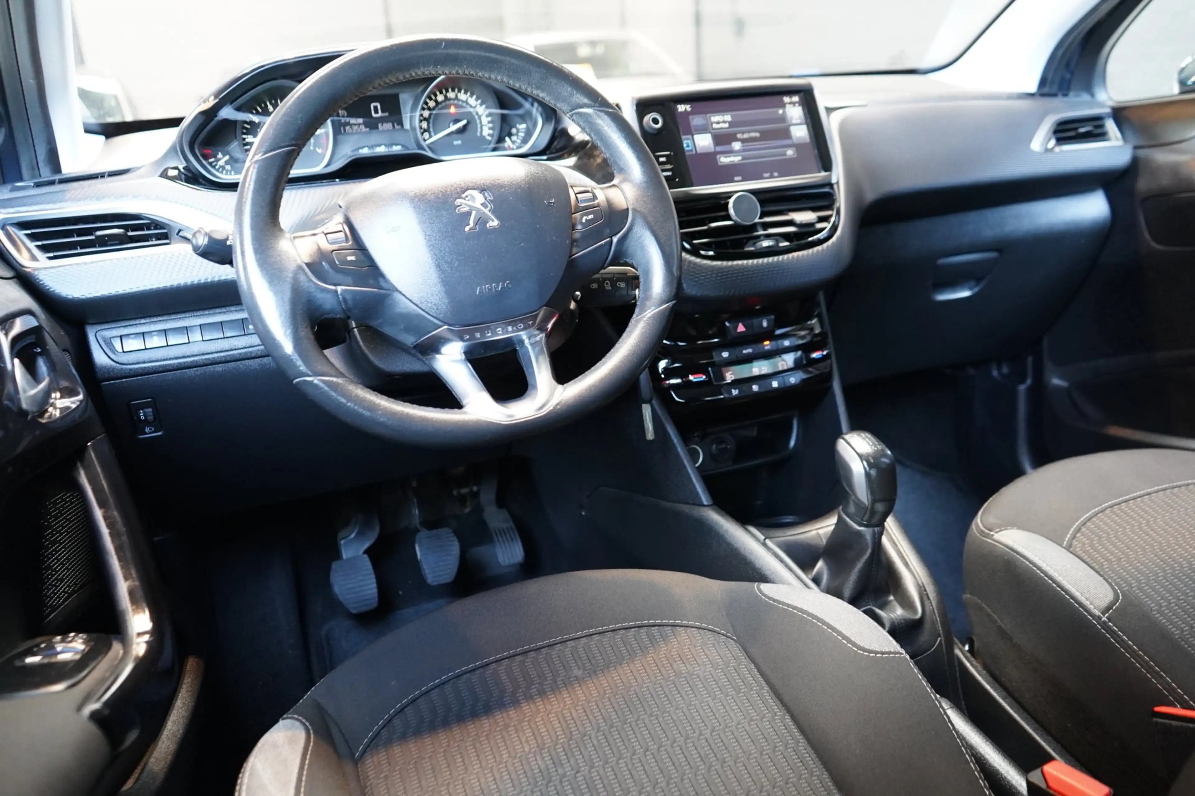 Peugeot 208 1.2 PureTech Allure | PDC | CRUISE | AIRCO | APK — photo 17