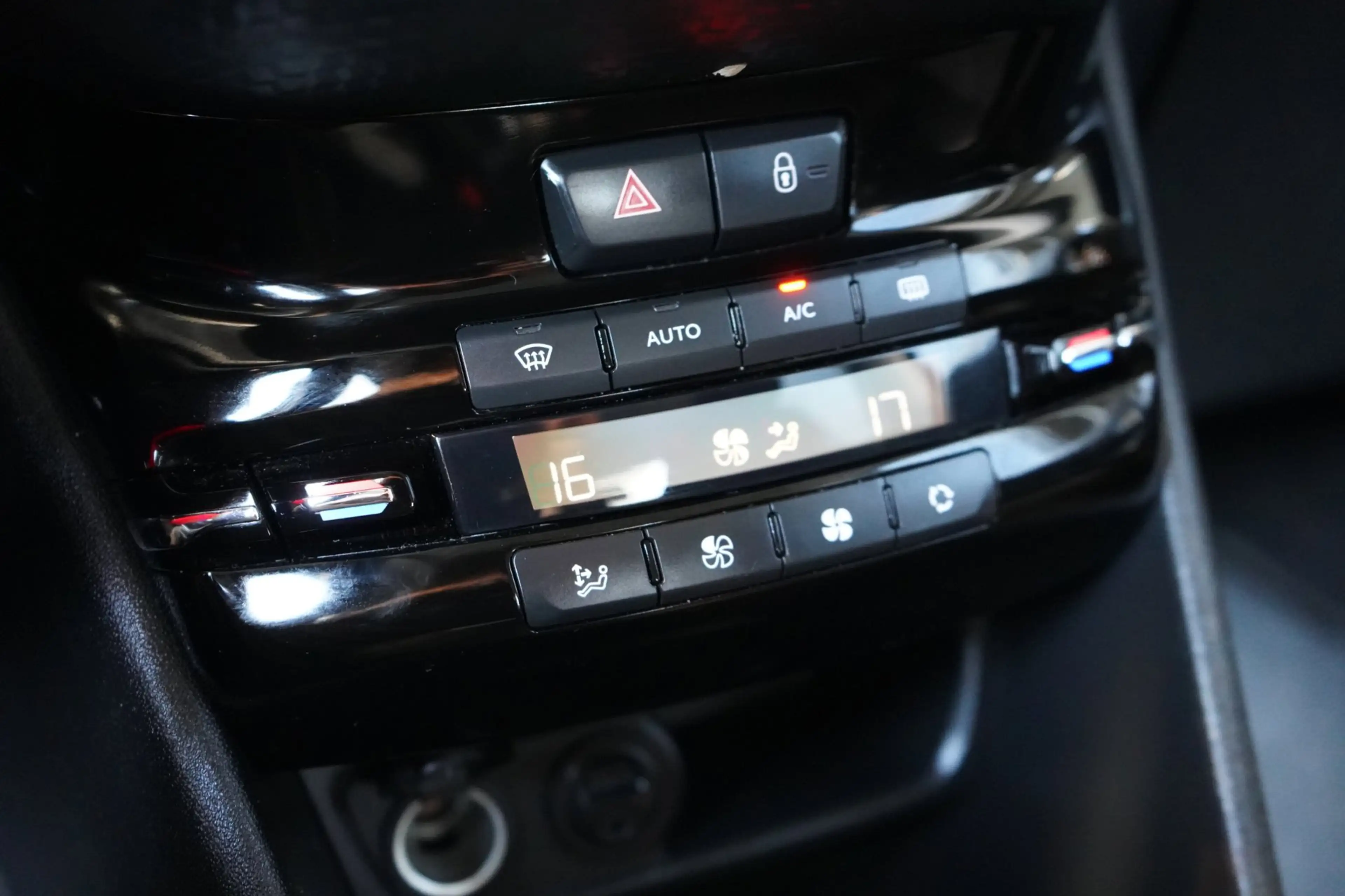 Peugeot 208 1.2 PureTech Allure | PDC | CRUISE | AIRCO | APK — photo 31
