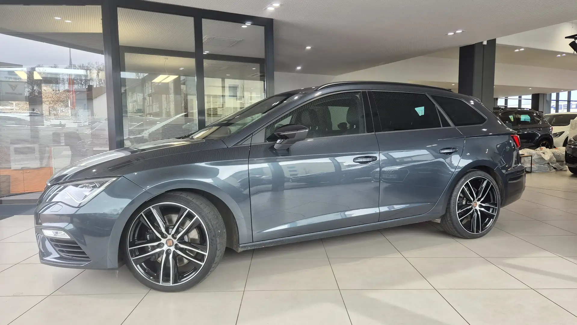 SEAT Leon ST 2.0 4D DSG *ACC*Kessy*Beats*Kamera* Grijs - 2
