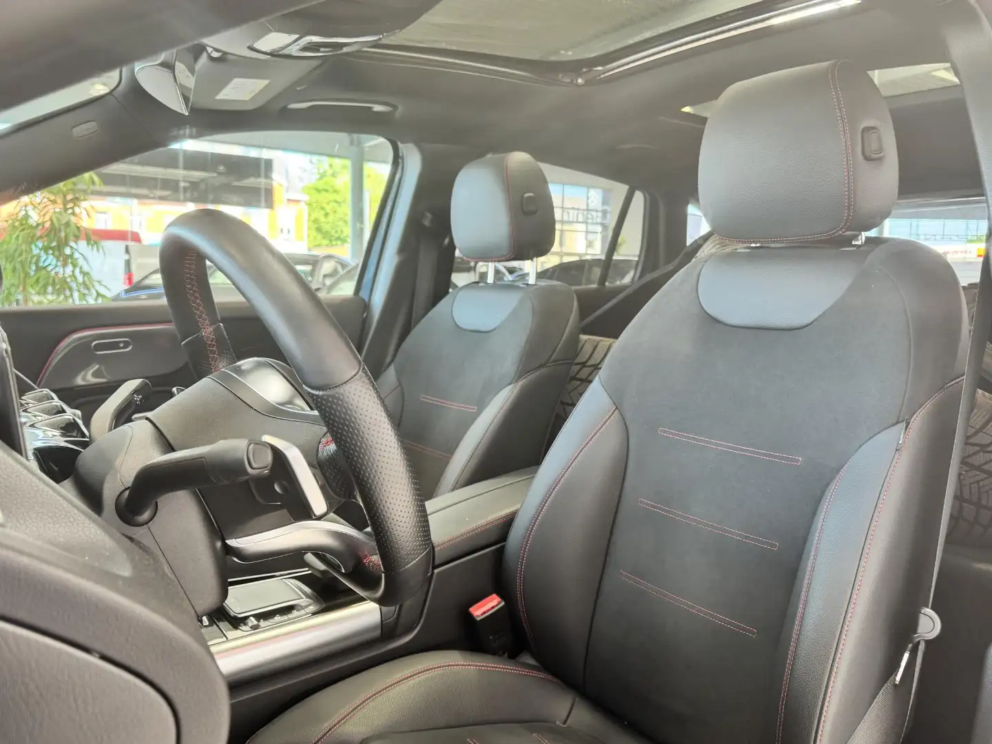Mercedes-Benz GLA 250 e AMG Line | Panoramisch Dak | Head-up Display | 3 Blauw - 2