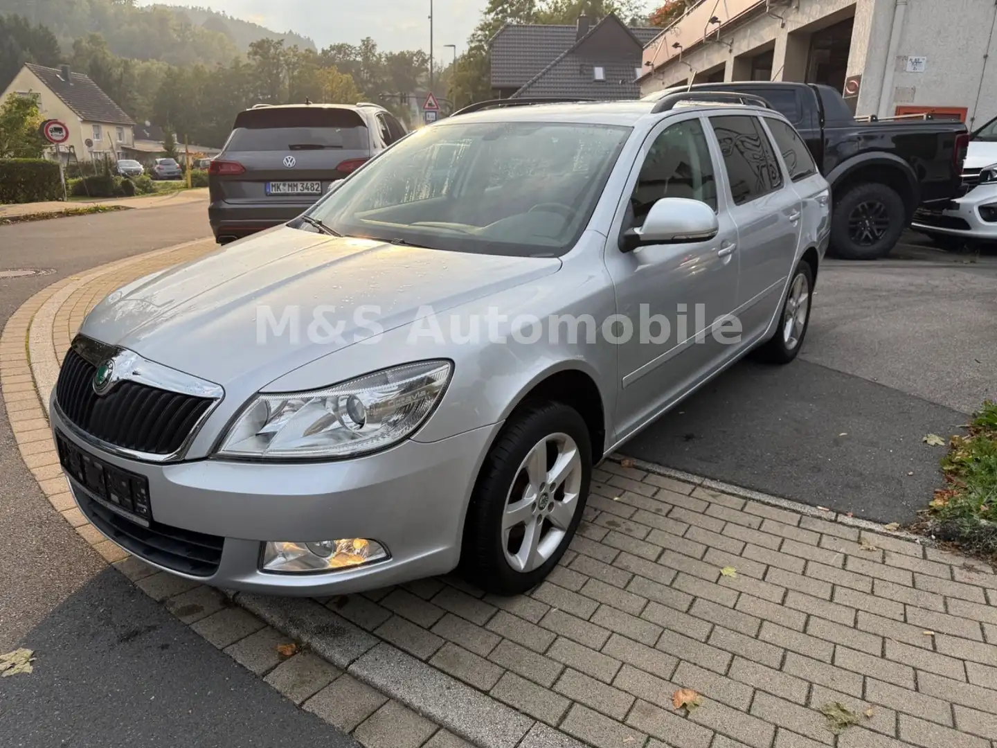 Skoda Octavia Combi Ambition 4X4 SHZ,PDC,AHK Silber - 1