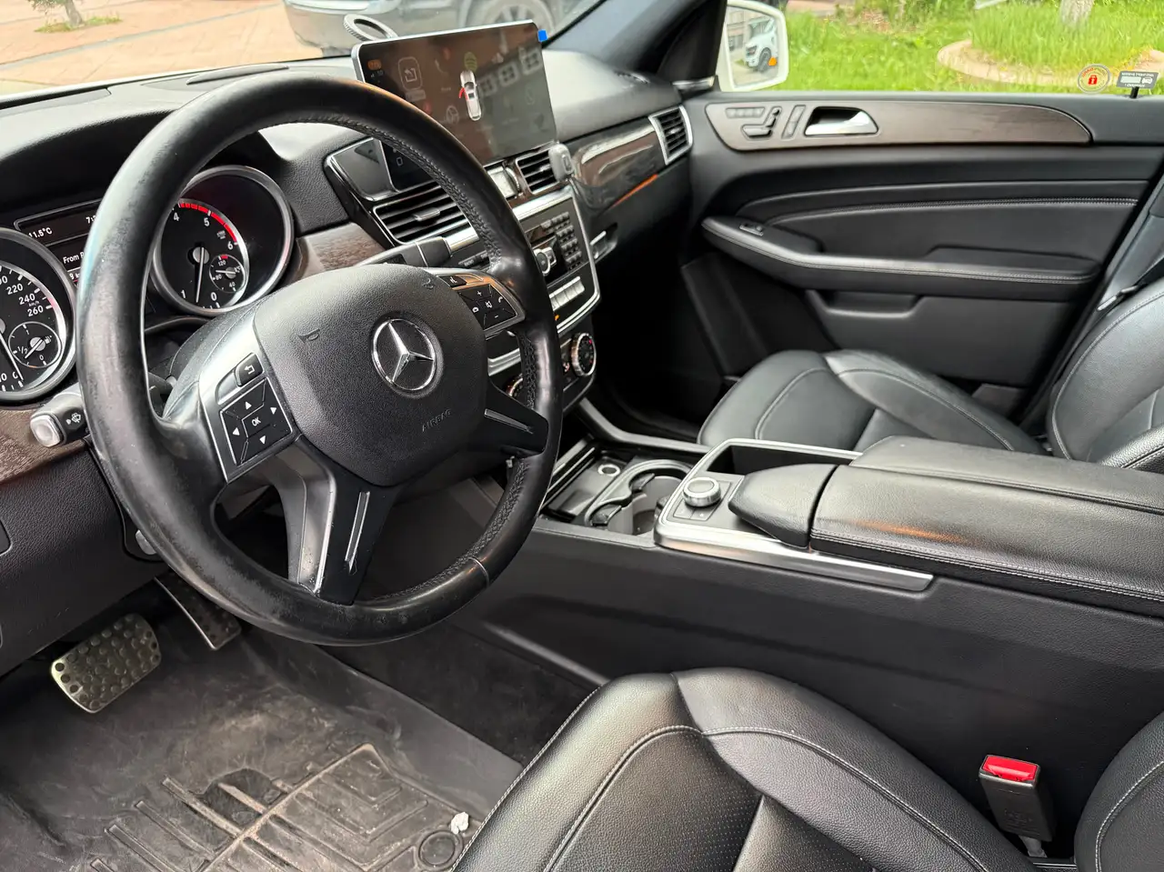 Mercedes-Benz M-Class снимка Mercedes-Benz M-Class