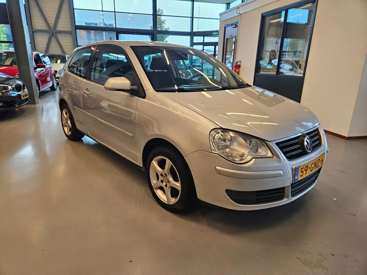 Volkswagen Polo 1.2-12V Comfortline/carplay/airco/cruise/centr ver Grijs - 2