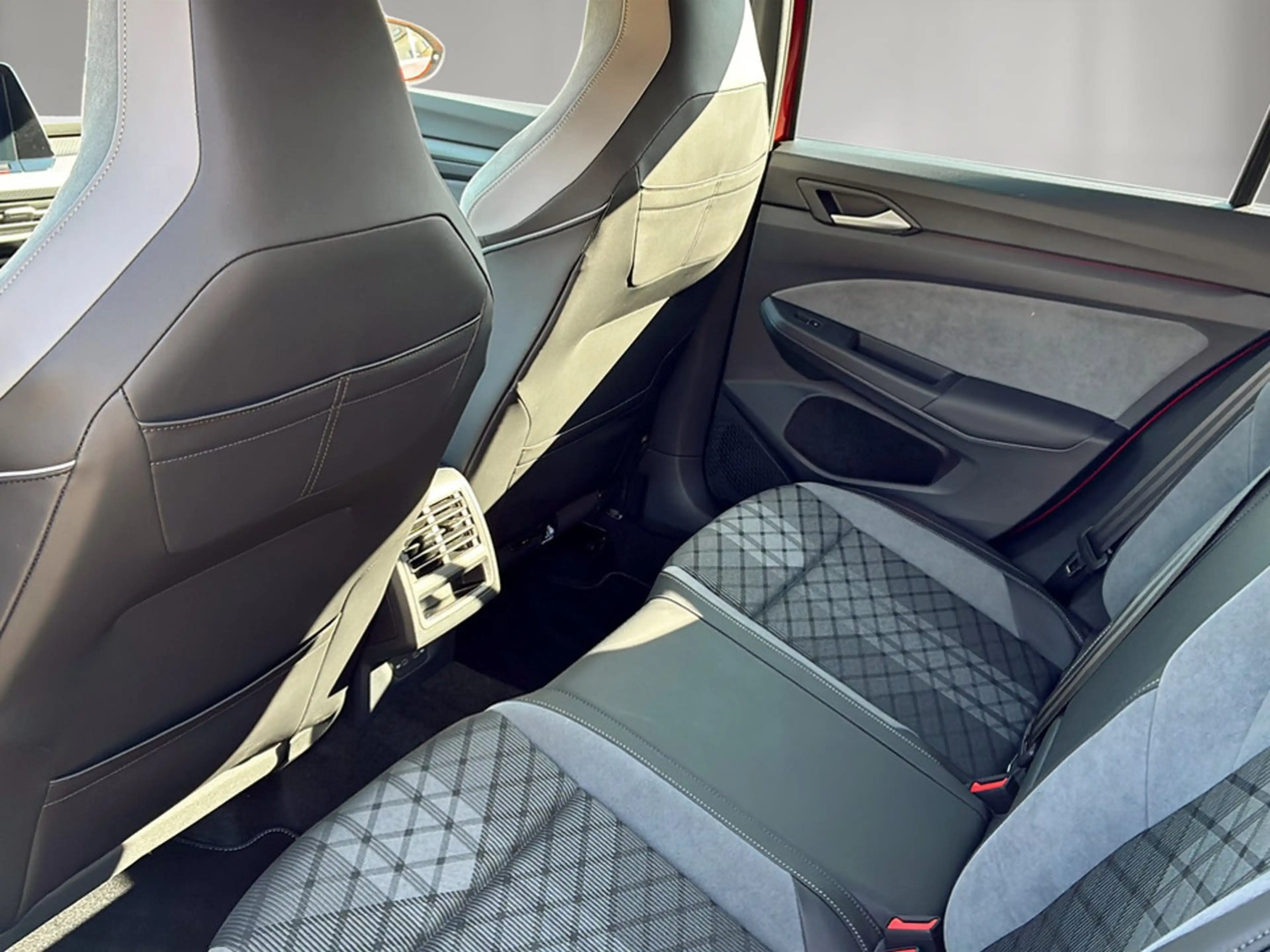 Volkswagen Golf R R-Line TSI — photo 10