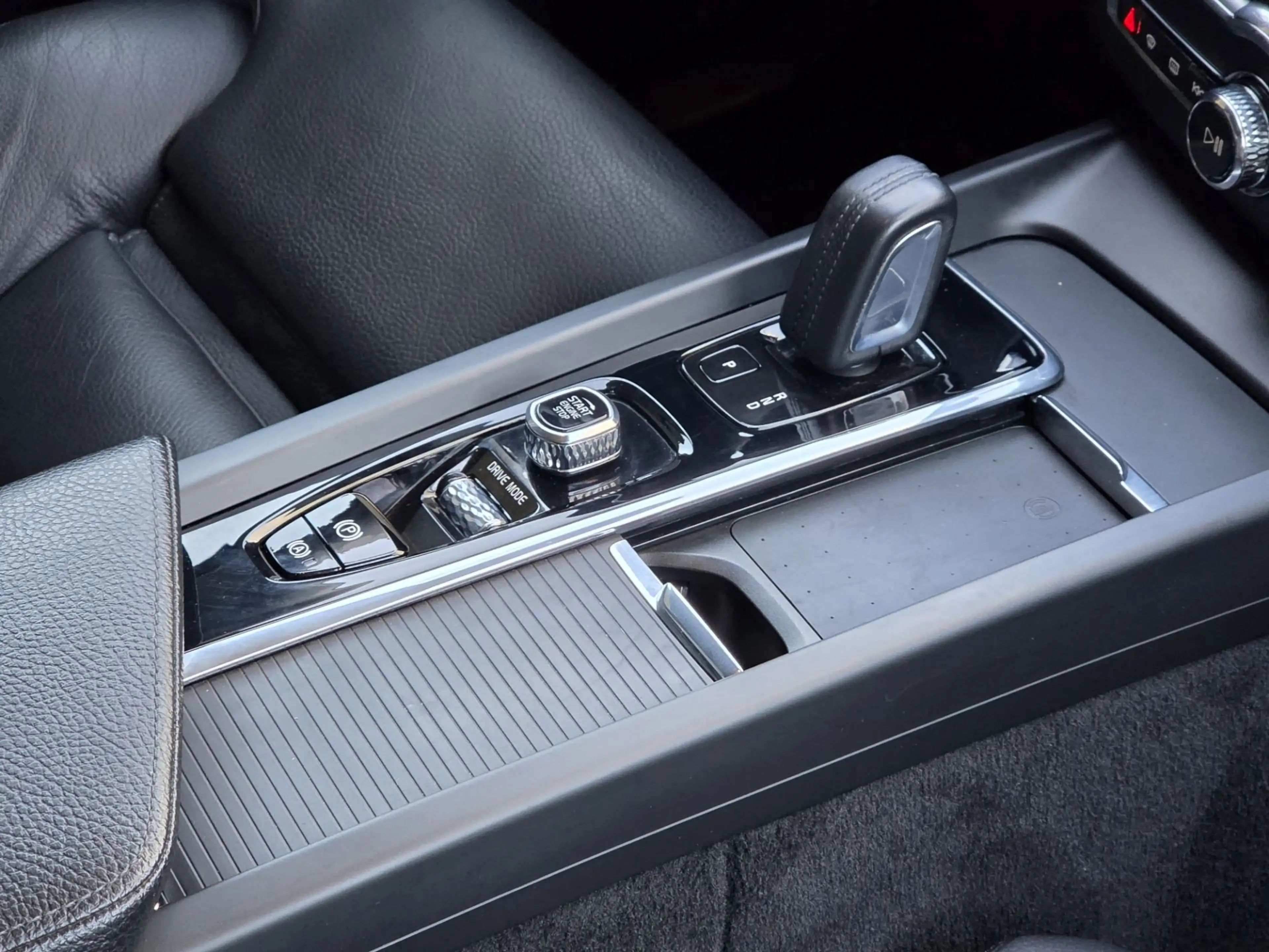 Volvo XC60 2.0 T6 AWD Recharge R-Design | Panoramadak | Memor — photo 17