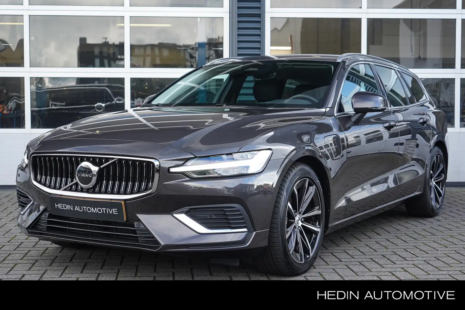 Volvo V60 2.0 T6 Plug-in hybrid AWD Essential Bright Trekhaa Grau - 1