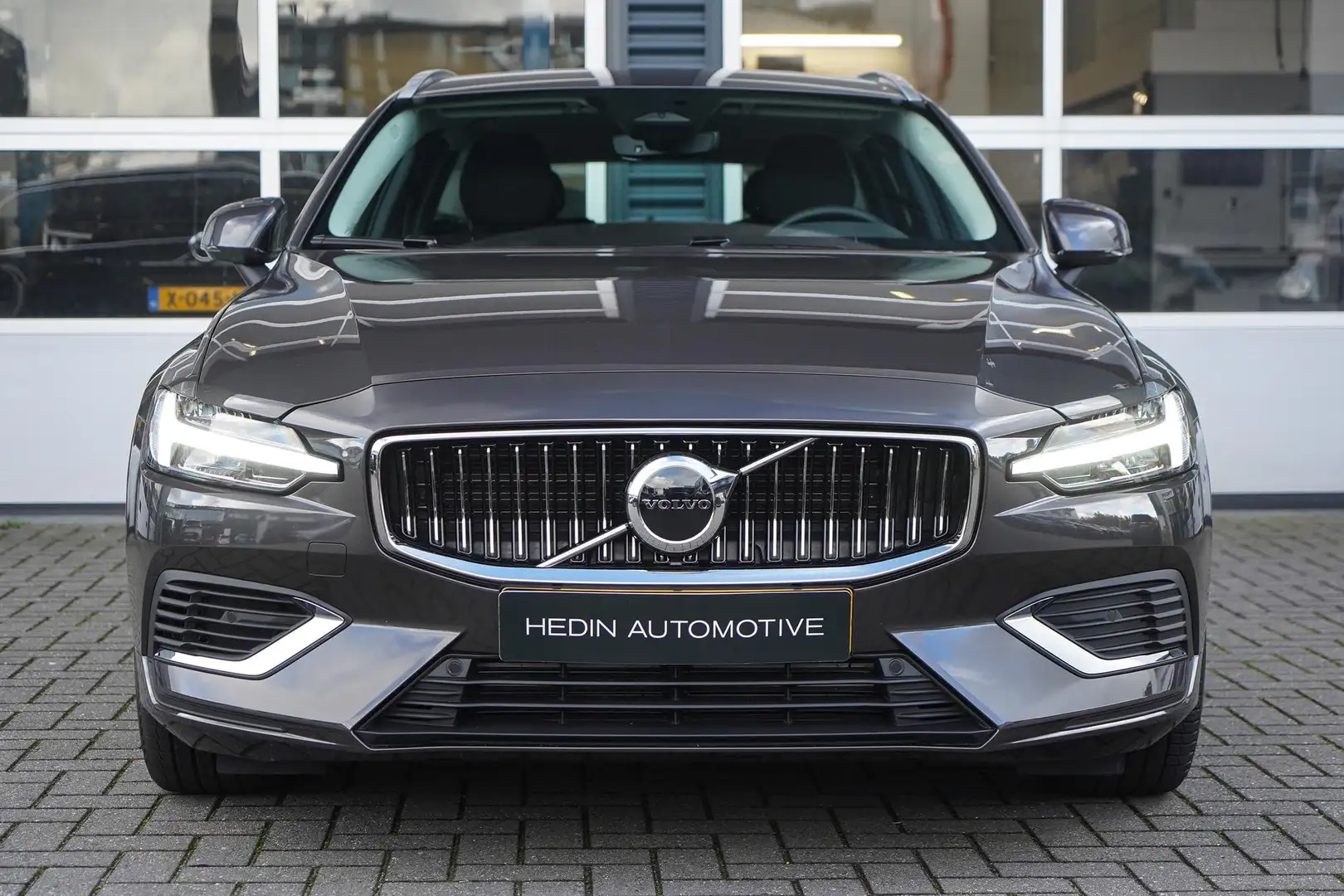 Volvo V60 2.0 T6 Plug-in hybrid AWD Essential Bright Trekhaa Grau - 2