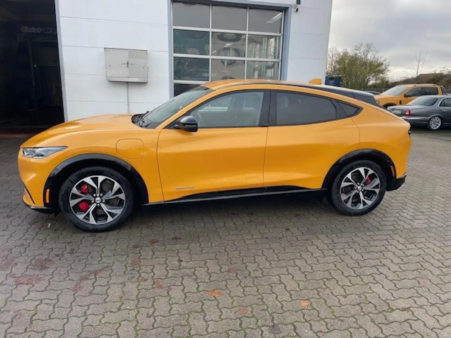 Ford Mustang Mach-E Mustang MACH-E Premium AWD (Standard Range) Naranja - 2