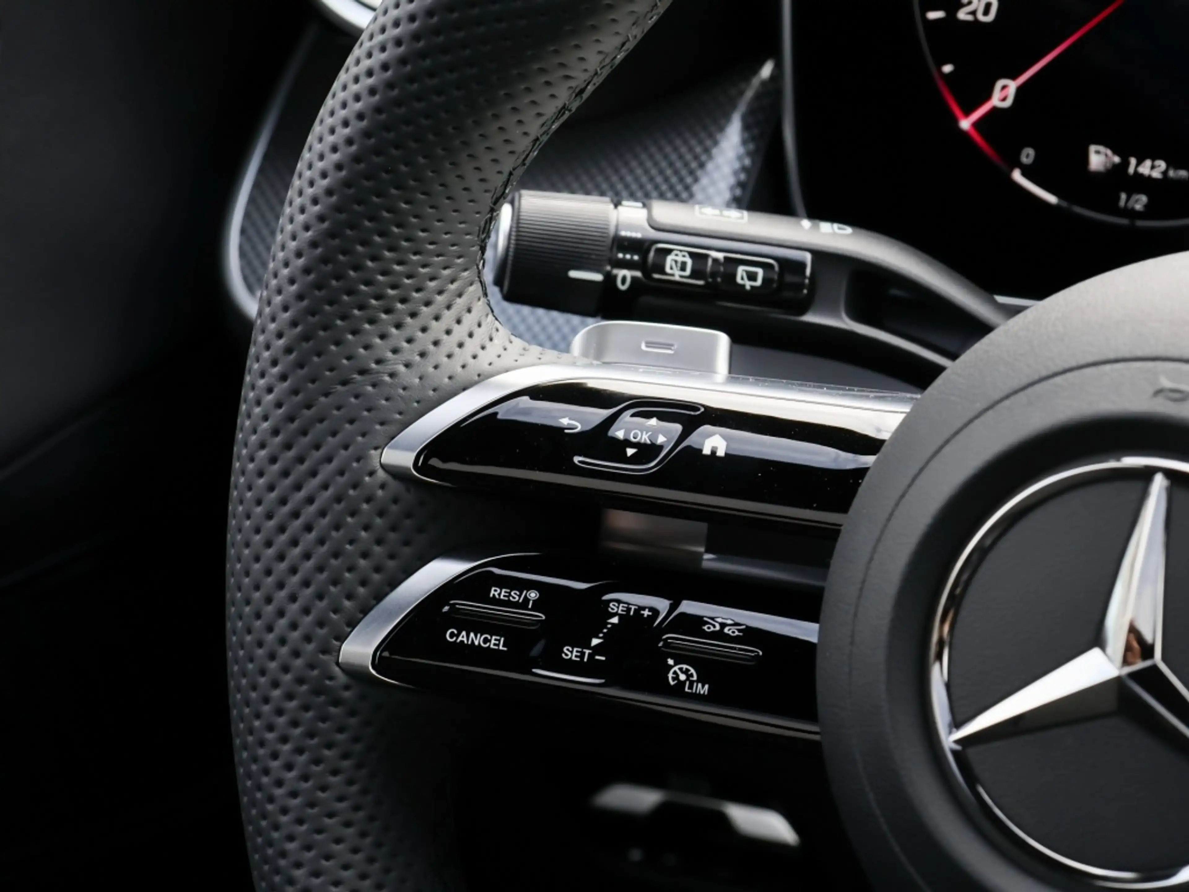 Mercedes-Benz GLC 200 d 4M AMG-Sport/Pano/AHK/360/Night/Ambi — photo 12