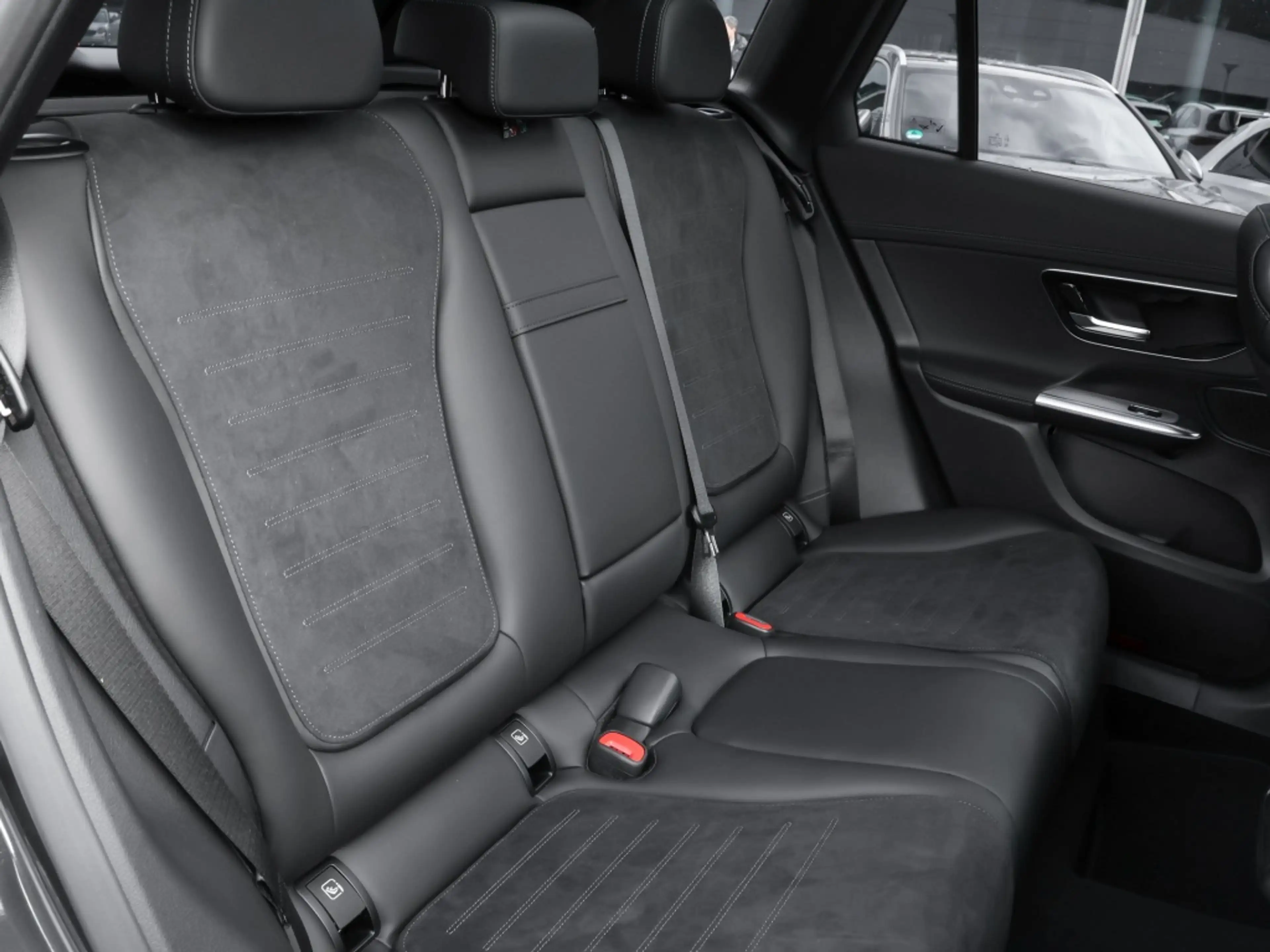 Mercedes-Benz GLC 200 d 4M AMG-Sport/Pano/AHK/360/Night/Ambi — photo 7